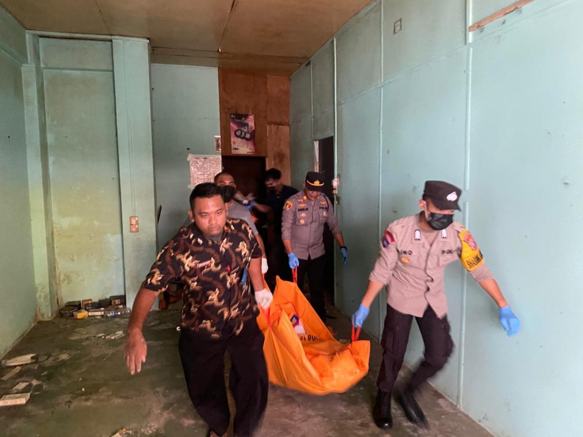 Pihak Kepolisian saat mengidentifikasi temuan mayat | Foto : Zonamu/Rian