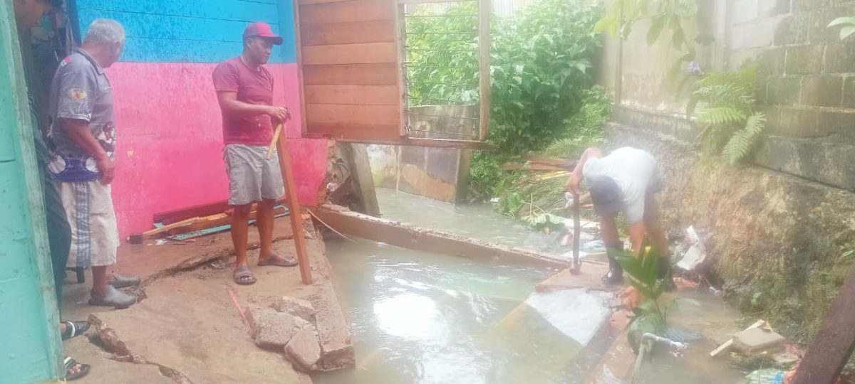 Kondisi rumah warga yang hancur dihantam banjir di Kelurahan Dabo | Foto : Zonamu/Ari
