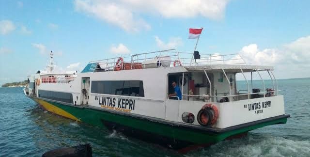 Kapal Lintas Kepri yang melayani rute Jagoh-Punggur | Foto : Zonamu/Ist