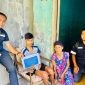 Perwakilan PT Timah menyerahkan bantuan untuk biaya pengobatan warga Kundur, Shahuri | Foto: Zonamu/Humas PT Timah