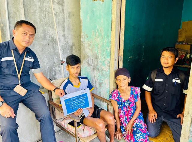 Perwakilan PT Timah menyerahkan bantuan untuk biaya pengobatan warga Kundur, Shahuri | Foto: Zonamu/Humas PT Timah