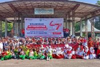 Gotong royong di Destinasi Wisata Pantai Nyiur Melambai, dalam rangka menyambut HUT ke-49 PT Timah | Foto: Zonamu/Humas PT Timah