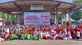 Gotong royong di Destinasi Wisata Pantai Nyiur Melambai, dalam rangka menyambut HUT ke-49 PT Timah | Foto: Zonamu/Humas PT Timah