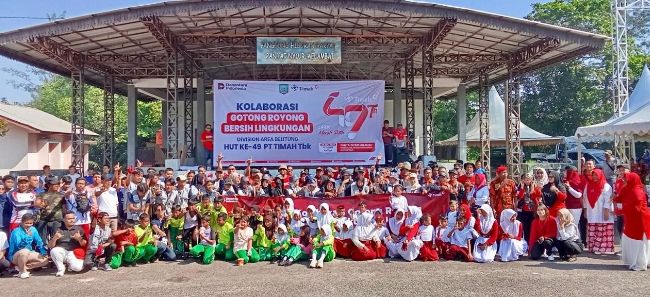 Gotong royong di Destinasi Wisata Pantai Nyiur Melambai, dalam rangka menyambut HUT ke-49 PT Timah | Foto: Zonamu/Humas PT Timah