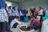 PT Timah melatih ibu-ibu Kawasan Semenggah, Parit Pekir, Sungailiat, Kabupaten Bangka membuat kompos | Foto: Zonamu/Humas PT Timah