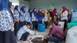 PT Timah melatih ibu-ibu Kawasan Semenggah, Parit Pekir, Sungailiat, Kabupaten Bangka membuat kompos | Foto: Zonamu/Humas PT Timah