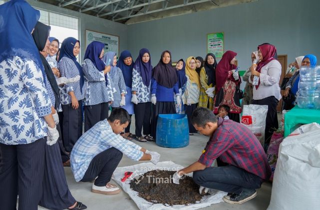 PT Timah melatih ibu-ibu Kawasan Semenggah, Parit Pekir, Sungailiat, Kabupaten Bangka membuat kompos | Foto: Zonamu/Humas PT Timah