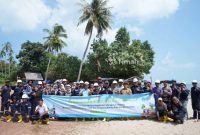 PT Timah bersama Karang Taruna Desa Rajik menanam 5.000 pohon mangrove di kawasan Pantai Batu Bedaun Kabupaten Bangka Selatan | Foto: Zonamu/Humas PT Timah