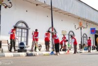 Bersama Pemerintah Kabupaten Bangka Selatan serta elemen masyarakat, PT Timah bersihkan sepanjang Jalan Sudirman hingga Simpang Habang dan Jalan A. Yani, Toboali | Foto: Zonamu/Humas PT Timah
