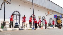 Bersama Pemerintah Kabupaten Bangka Selatan serta elemen masyarakat, PT Timah bersihkan sepanjang Jalan Sudirman hingga Simpang Habang dan Jalan A. Yani, Toboali | Foto: Zonamu/Humas PT Timah