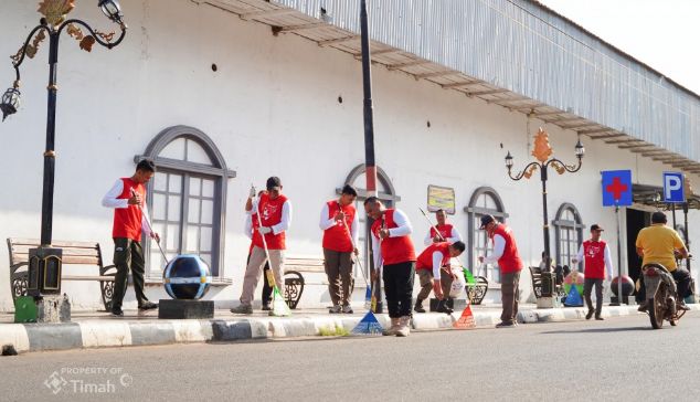 Bersama Pemerintah Kabupaten Bangka Selatan serta elemen masyarakat, PT Timah bersihkan sepanjang Jalan Sudirman hingga Simpang Habang dan Jalan A. Yani, Toboali | Foto: Zonamu/Humas PT Timah