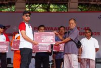 Perwakilan PT Timah menyerahkan secara simbolis bantuan renovasi rumah kepada Nursen Nein, Warga Belitung Timur | Foto: Zonamu/Humas PT Timah