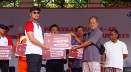 Perwakilan PT Timah menyerahkan secara simbolis bantuan renovasi rumah kepada Nursen Nein, Warga Belitung Timur | Foto: Zonamu/Humas PT Timah