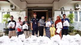 Perwakilan PT Timah menyerahkan bantuan paket sembako untuk masyarakat Kabupaten Bangka Selatan | Foto: Zonamu/Humas PT Timah