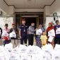 Perwakilan PT Timah menyerahkan bantuan paket sembako untuk masyarakat Kabupaten Bangka Selatan | Foto: Zonamu/Humas PT Timah