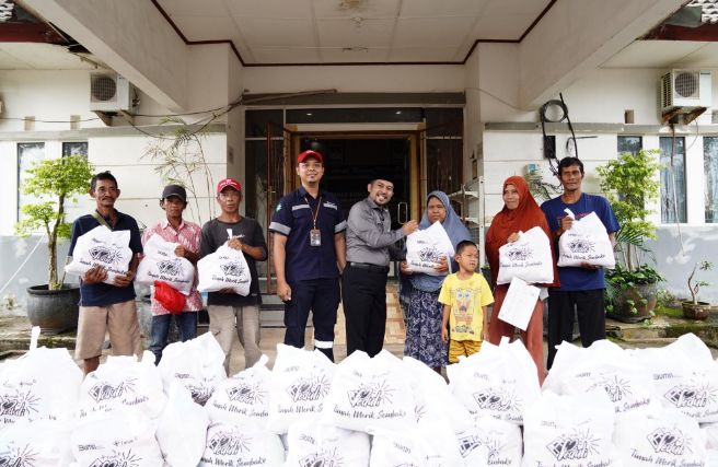 Perwakilan PT Timah menyerahkan bantuan paket sembako untuk masyarakat Kabupaten Bangka Selatan | Foto: Zonamu/Humas PT Timah