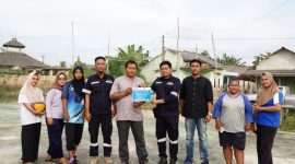 Perwakilan PT Timah menyerahkan bantuan untuk memperbaiki fasilitas olahraga lapangan Voli di Desa Rias, Kecamatan Toboali, Kabupaten Bangka Selatan | Foto: Zonamu/Humas PT Timah