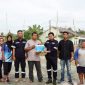Perwakilan PT Timah menyerahkan bantuan untuk memperbaiki fasilitas olahraga lapangan Voli di Desa Rias, Kecamatan Toboali, Kabupaten Bangka Selatan | Foto: Zonamu/Humas PT Timah