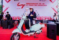 Kurninarti, warga Gang Cek Daud, Kelurahan Sungai Baru, Mentok berhasil membawa pulang hadiah sepeda motor dalam Pekan Sehat HUT Ke-49 PT Timah di Bangka Barat | Foto: Zonamu/Humas PT Timah