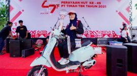 Kurninarti, warga Gang Cek Daud, Kelurahan Sungai Baru, Mentok berhasil membawa pulang hadiah sepeda motor dalam Pekan Sehat HUT Ke-49 PT Timah di Bangka Barat | Foto: Zonamu/Humas PT Timah