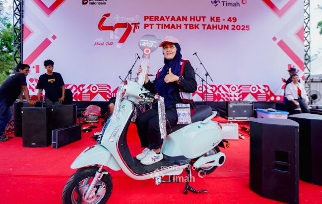 Kurninarti, warga Gang Cek Daud, Kelurahan Sungai Baru, Mentok berhasil membawa pulang hadiah sepeda motor dalam Pekan Sehat HUT Ke-49 PT Timah di Bangka Barat | Foto: Zonamu/Humas PT Timah