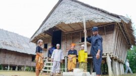 PT Timah bersama masyarakat terus melestarikan tradisi dan kearifan lokal Adat Mapur | Foto: Zonamu/Humas PT Timah