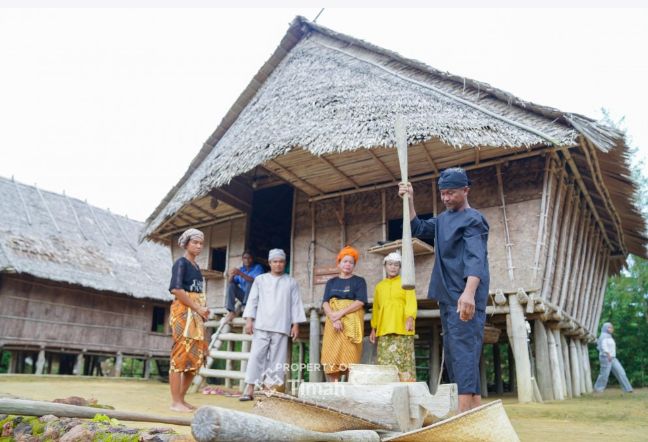 PT Timah bersama masyarakat terus melestarikan tradisi dan kearifan lokal Adat Mapur | Foto: Zonamu/Humas PT Timah