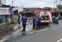Petugas damkar saat membersihkan jalan akibat tumpahan minyak solar | Foto : Zonamu/Wandi