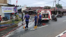 Petugas damkar saat membersihkan jalan akibat tumpahan minyak solar | Foto : Zonamu/Wandi