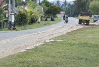 Kondisi jalan di setajam yang kotor akibat lori proyek | Foto : Zonamu/Wandi