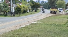 Kondisi jalan di setajam yang kotor akibat lori proyek | Foto : Zonamu/Wandi