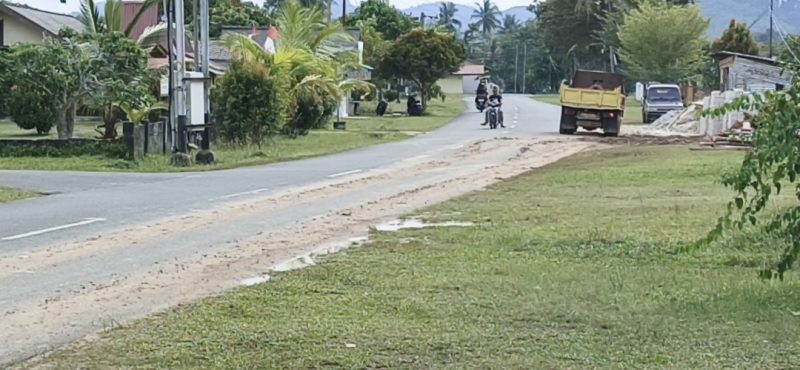 Kondisi jalan di setajam yang kotor akibat lori proyek | Foto : Zonamu/Wandi