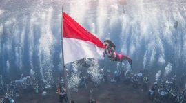 Gubernur Sherly Laos saat mengibarkab bendera merah putih dilaut ternate | Foto : Zonamu/Instagram