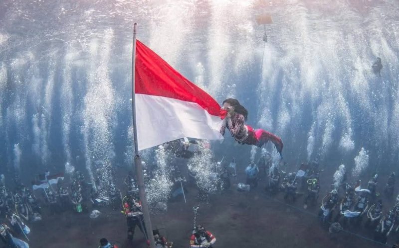 Gubernur Sherly Laos saat mengibarkab bendera merah putih dilaut ternate | Foto : Zonamu/Instagram
