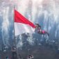Gubernur Sherly Laos saat mengibarkab bendera merah putih dilaut ternate | Foto : Zonamu/Instagram