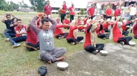 Lomba Estafet tepung yang digelar di Disperindagkop UKM Lingga | Foto : Zonamu/Wandi