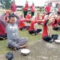 Lomba Estafet tepung yang digelar di Disperindagkop UKM Lingga | Foto : Zonamu/Wandi