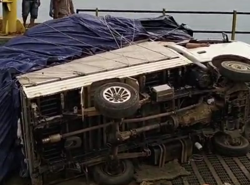 Mobil Pickup Terguling di Pelabuhan Roro Jagoh | foto : Zonamu/Ist