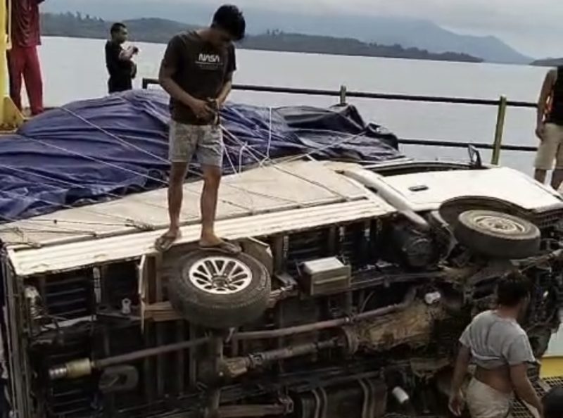 Truk ODOL Terguling Bermuatan Sembako dan Mikol | Foto : Zonamu/Ist