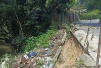Lereng di Bukit Kapitan Kelurahan Dabo Lama Longsor | Foto : Zonamu/Wandi