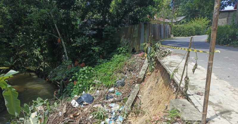 Lereng di Bukit Kapitan Kelurahan Dabo Lama Longsor | Foto : Zonamu/Wandi