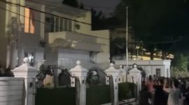 Massa Geruduk Rumah Eko Patrio Barang-Barang Raib | Foto : Zonamu/Ist