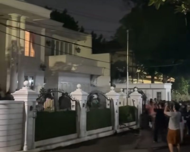 Massa Geruduk Rumah Eko Patrio Barang-Barang Raib | Foto : Zonamu/Ist