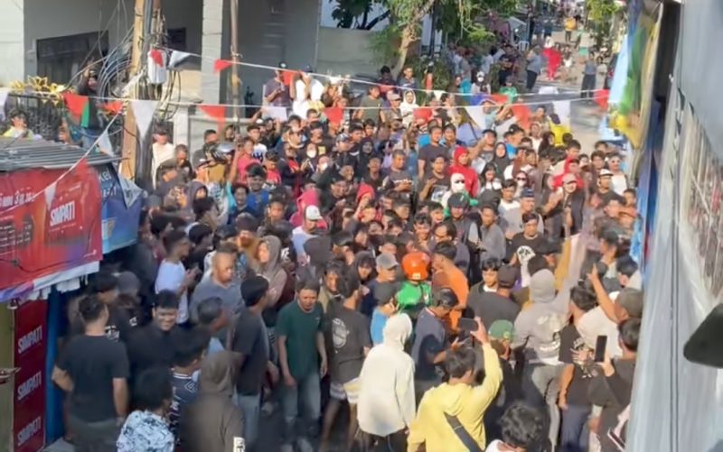 Warga saat geruduk rumah anggota DPR RI Ahmad Syahroni | Foto : Zonamu/Ist