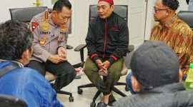 Kapolri saat menemui keluarga korban yang dilindas mobil Brimob | Foto : Zonamu/Ist