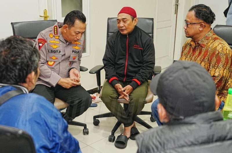 Kapolri saat menemui keluarga korban yang dilindas mobil Brimob | Foto : Zonamu/Ist