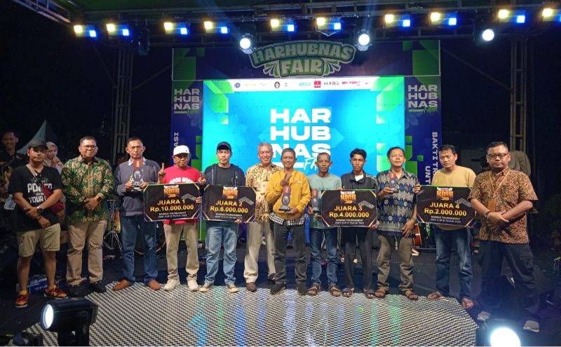 Para juara Turnamen Domino KMG CUP III Tahun 2025, foto bersama usai pembagian hadiah di Bandara Raja Haji Abdullah Karimun | Foto: Ami
