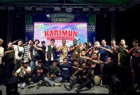 Kepala Bandara Raja Haji Abdullah Kabupaten Karimun, M. Subiat Wiranata Kusumah (tengah) foto bersama seluruh panitia Harhubnas Fair 2025 | Foto: Ami