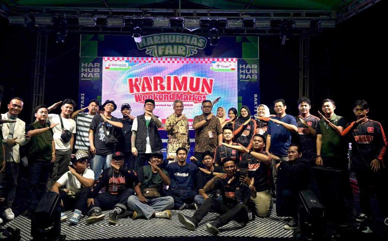 Kepala Bandara Raja Haji Abdullah Kabupaten Karimun, M. Subiat Wiranata Kusumah (tengah) foto bersama seluruh panitia Harhubnas Fair 2025 | Foto: Ami