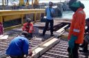 Potret proses pengerjaan ramp dor roro Jagoh | Foto : Zonamu/Hendri